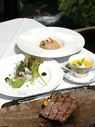 前菜、サラダ、スープ、ざる豆腐、ステーキが付いたランチ2800円