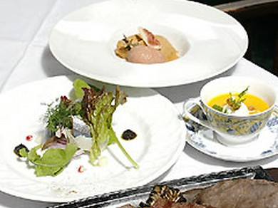 前菜、サラダ、スープ、ざる豆腐、ステーキが付いたランチ2800円