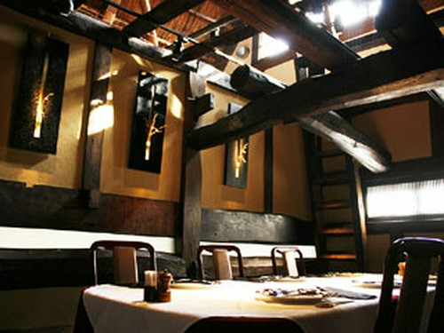 蔵造りの店内は個性のある個室で、大人な時間を過ごせます