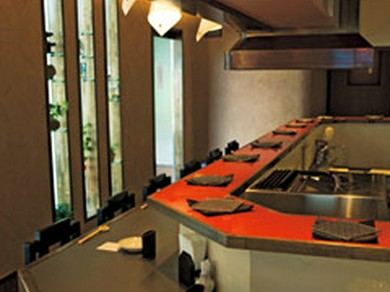 フレンチなどで修業したご主人が作るカウンター串揚げ店