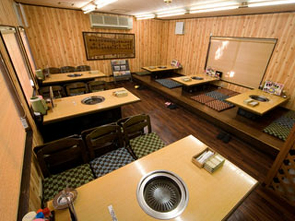 味のある創業時の看板が飾られている店内