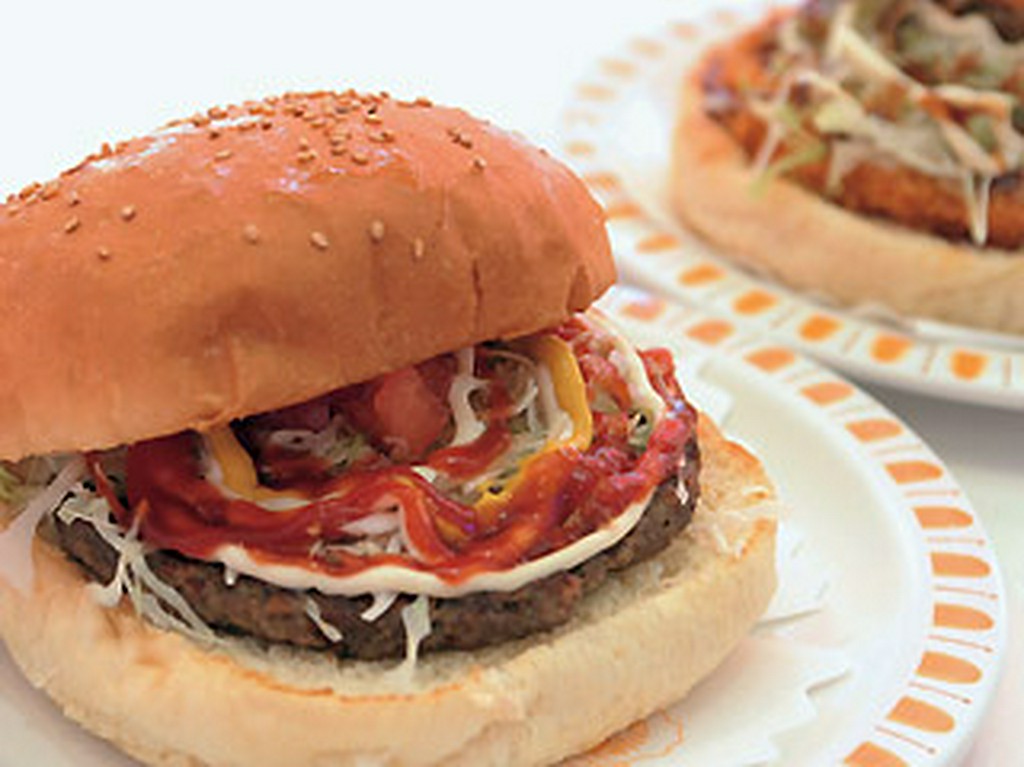 直径約15センチのジャンボチーズバーガー400円