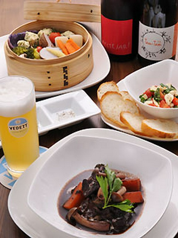 和牛スネ肉の赤ワイン煮1400円、鶏団子と旬野菜のせいろ蒸しなど