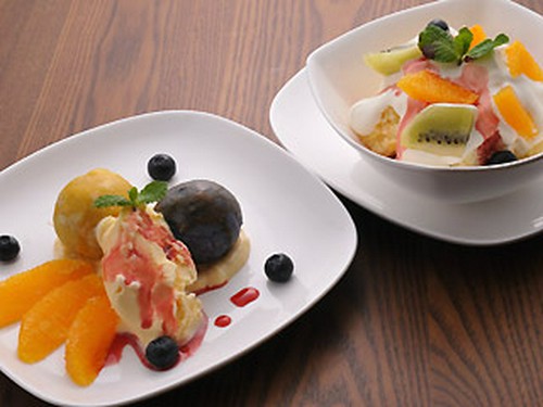 2色のスイートポテトフルーツバニラアイス添え、自家製ケーキ