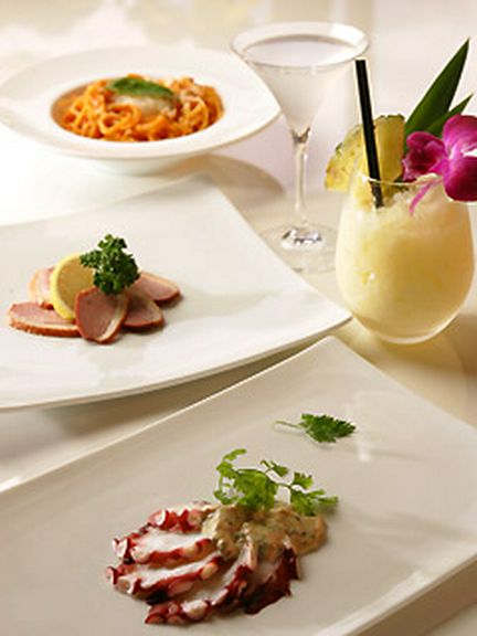 蒸しタコの梅肉マヨネ−ズ添え、紅茶鴨のスモークなど