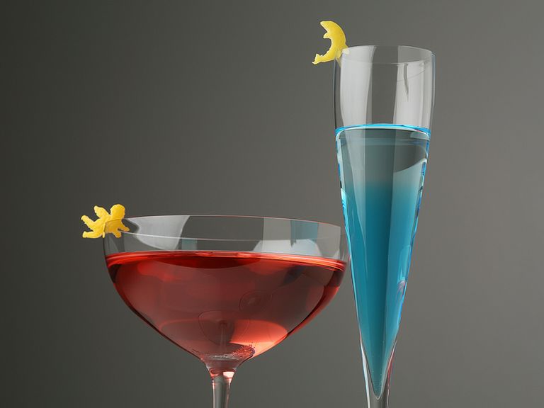 カクテル用の旬のフルーツとワイン、ウィスキーの豊富な品揃え