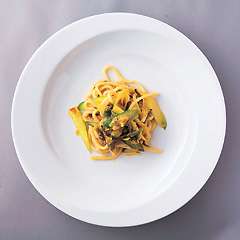 季節によって素材がかわる卵黄のピチ トリフ風味の手打ちパスタ