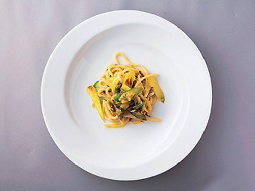 季節によって素材がかわる卵黄のピチ トリフ風味の手打ちパスタ