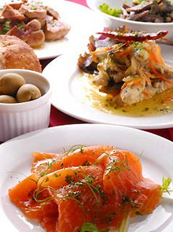 少しずつ色々楽しめるアペリティフ（各500円）は5～6種用意