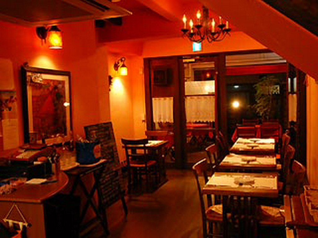 オレンジの壁が暖かみを感じさせる店内。15～25名で貸切OK