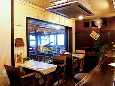 沖縄のリゾートをイメージさせる店内