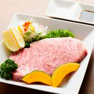 日本全国からオーナー自ら厳選した極上の肉を味わえるお店です。テレビや雑誌等にも多数取り上げられた有名店なので、大切なお客様の接待におすすめのお店です。