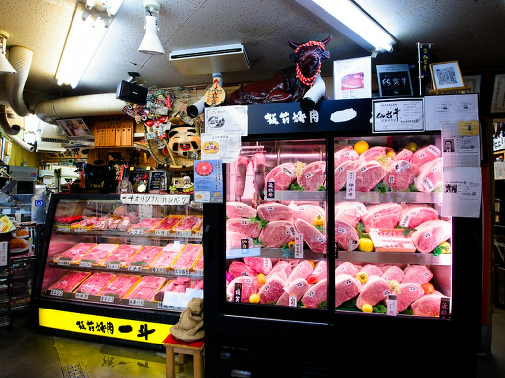 入口に置かれたショーケースには厳選された肉が並んでいます