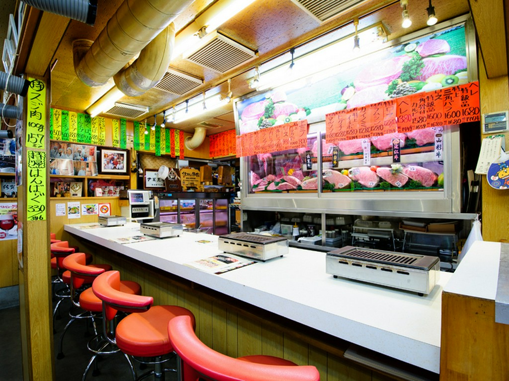 カウンター席は、ブロック肉をさばく職人技を観ることができます