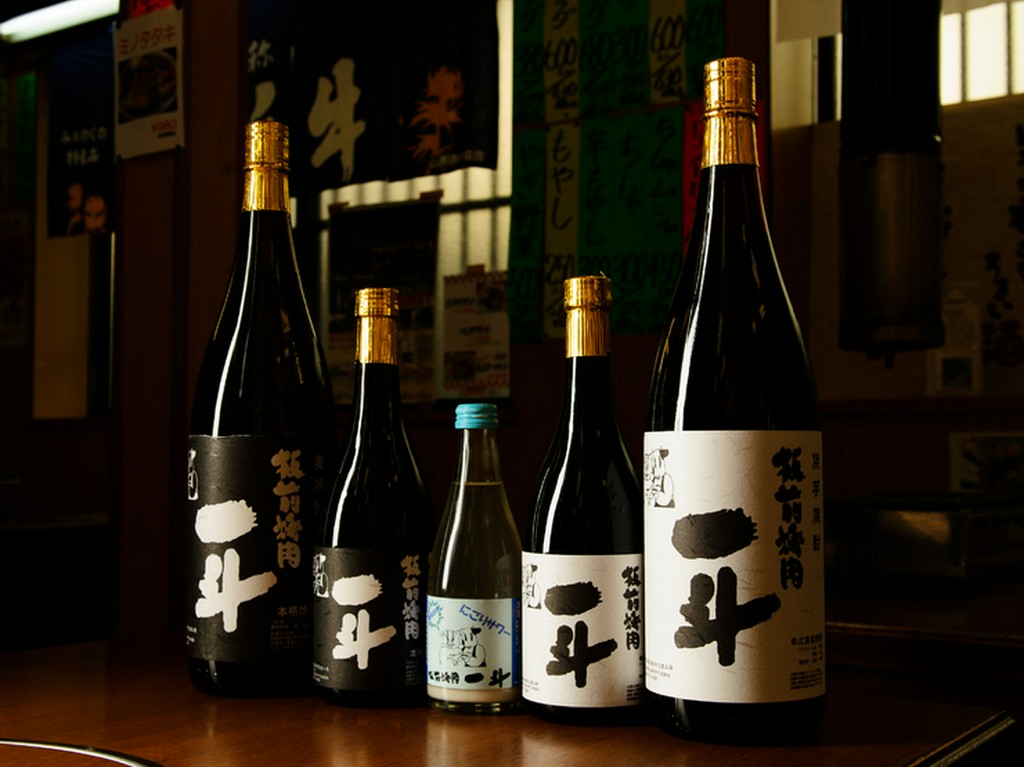 オリジナルの麦焼酎、芋焼酎やにごりサワーを用意