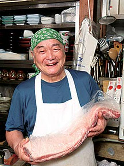 豚ロースはフレッシュの枝肉で仕入れて毎朝スライス、衣つけまで