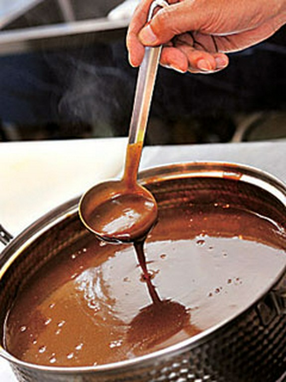 白ワイン丸々1本鍋に投入するデミソースは濃すぎないすっきり系