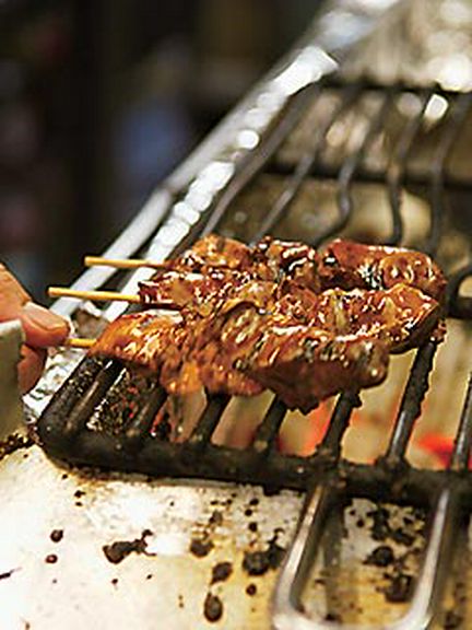 淡路産の鶏肝使用。どっぷりとタレにつけては焼き、を繰り返す