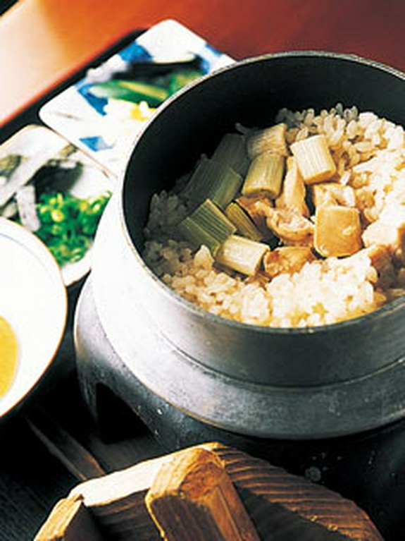 昼メシにも夜のシメにも大活躍の鳥釜めし580円