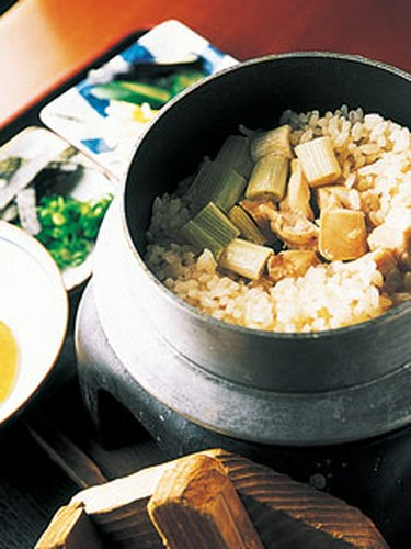 昼メシにも夜のシメにも大活躍の鳥釜めし580円