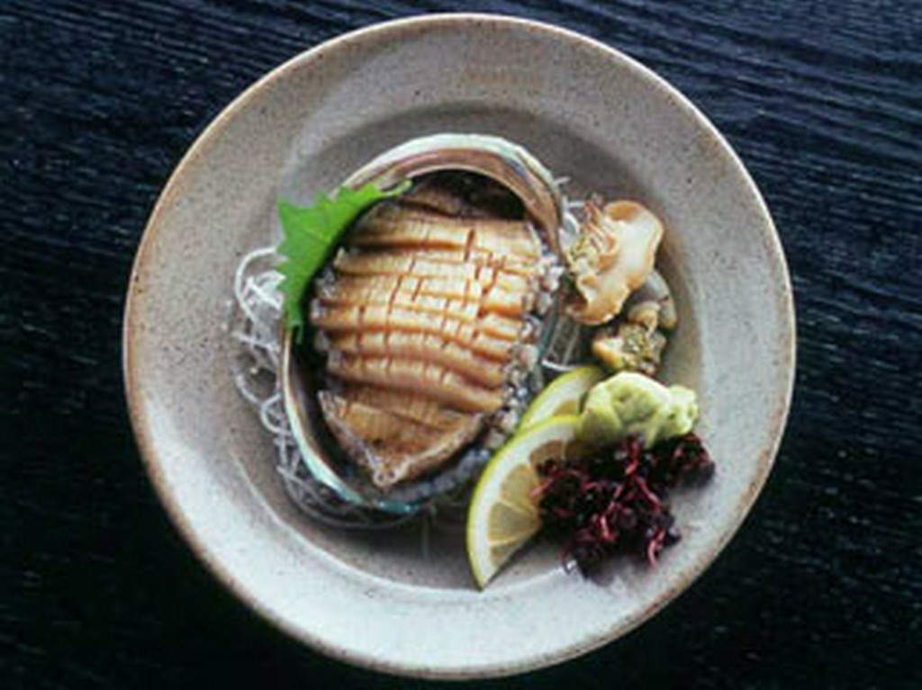 「あわび活造り」（1050円～）。