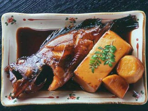 脂ののったふっくらとした身を甘辛く煮た「あらかぶ煮付け」。