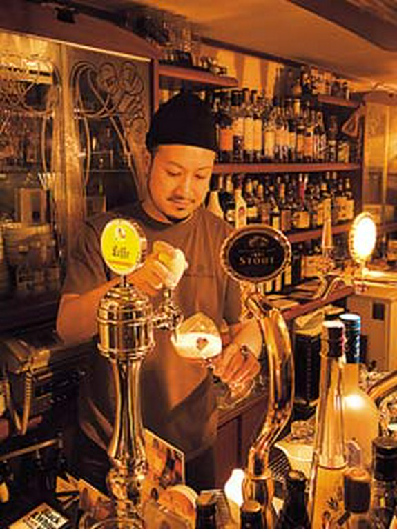 琥珀色のお酒を傾けながら、思い思いの時間を過ごしたい