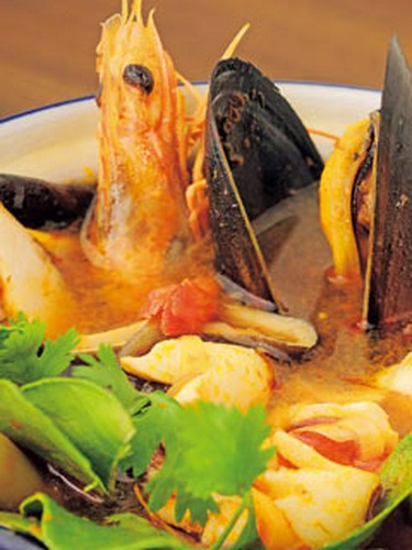 舌がピリピリする鋭い辛さがやみつきに。トムヤムクン1260円