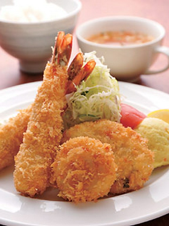 100％ラードで揚げた海老フライ、カニクリームコロッケなど