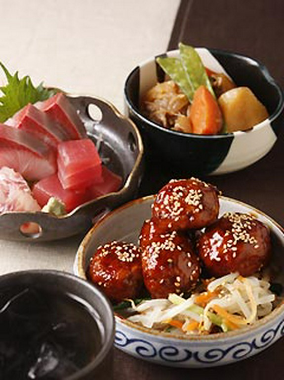 やじうま500円、肉だんご500円、お刺身盛り800円、肉じゃが400円