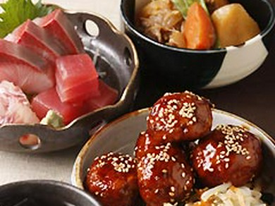 やじうま500円、肉だんご500円、お刺身盛り800円、肉じゃが400円