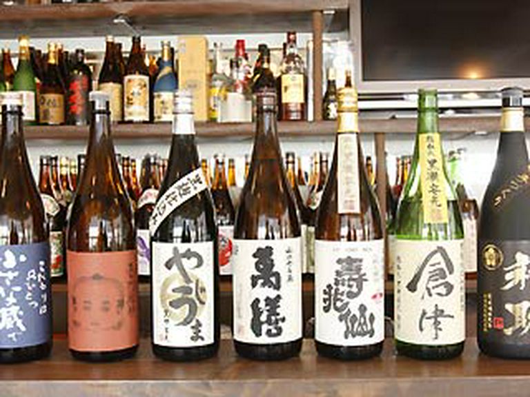 安くて美味しい地酒を100種類取り揃えています。焼酎500円〜