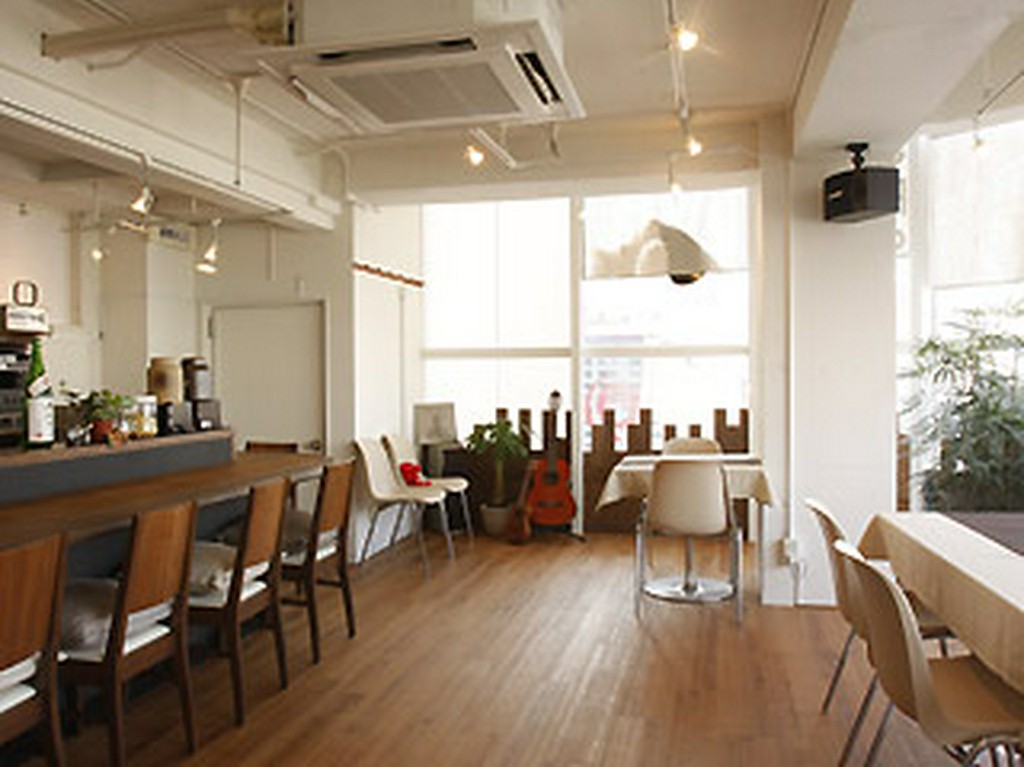 カフェのような雰囲気の店内。夜になると夜景が楽しめます