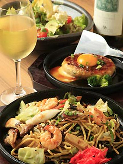 焼きそば980円、鉄板つくねハンバーグ680円など