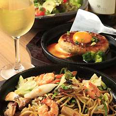 焼きそば980円、鉄板つくねハンバーグ680円など