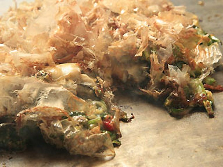 「季節のお好み焼き」980円。例：カキとほうれん草のお好み焼き