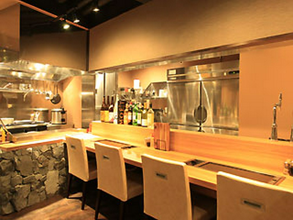 カウンター席では、目の前で調理されるライブ感を堪能して