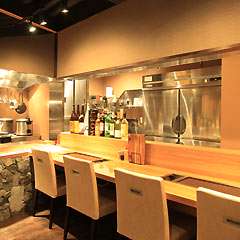 カウンター席では、目の前で調理されるライブ感を堪能して