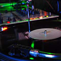 DJブースの奥にはレコードやCDがずらりラインナップ