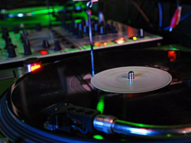 DJブースの奥にはレコードやCDがずらりラインナップ