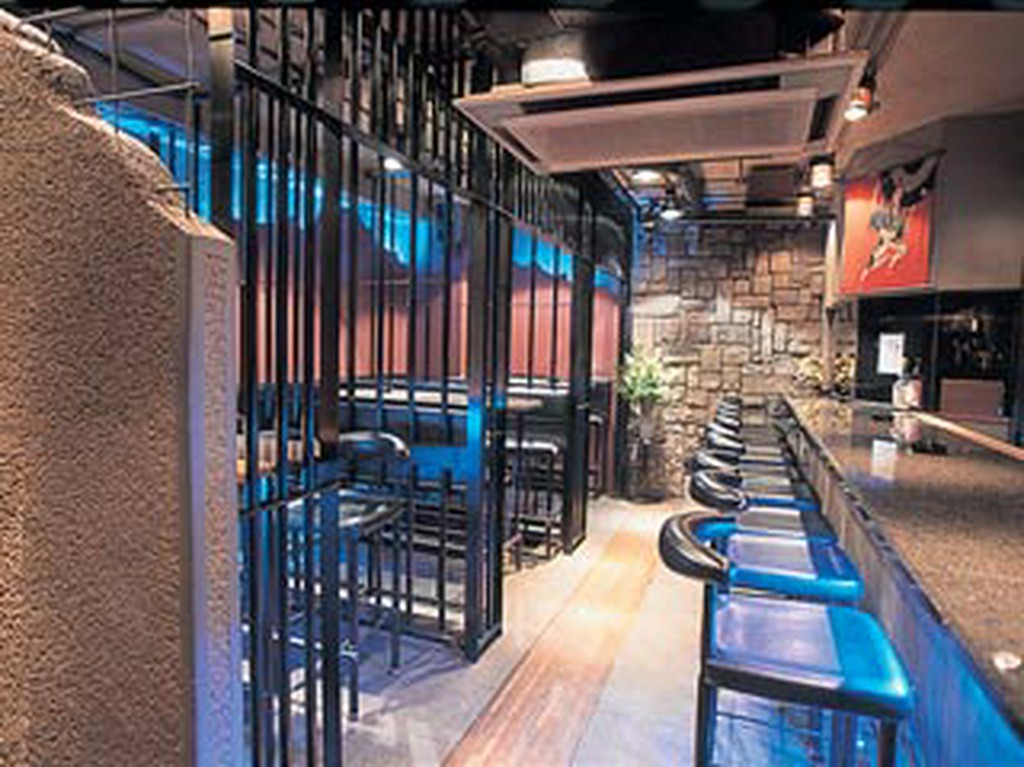 鉄格子で仕切られた、青いライトが照らし出すボックス席