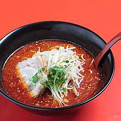 自家製の芝麻醤とラー油を使用した辛胡麻らぁめん