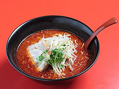 自家製の芝麻醤とラー油を使用した辛胡麻らぁめん