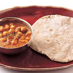 カレーは焼きたてチャパティ＆モーニング・チャイ付きで390円