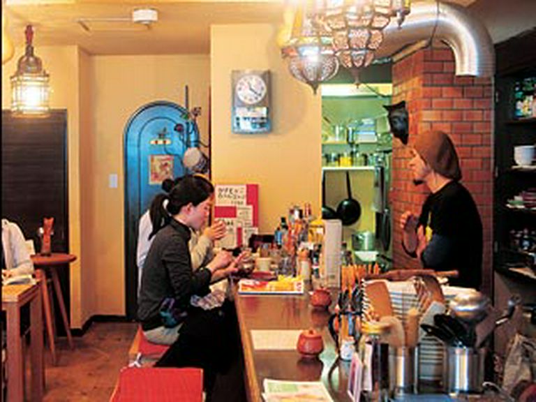 店主が醸すユル〜い雰囲気の中で本場仕込みのカレーを楽しむ