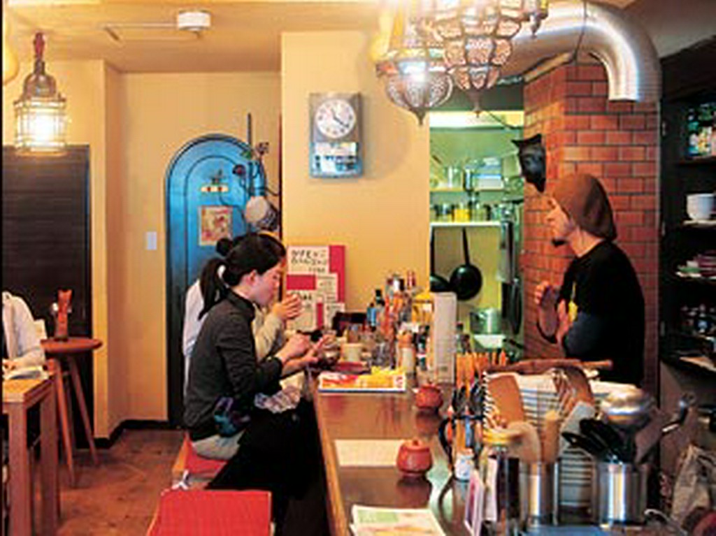 店主が醸すユル～い雰囲気の中で本場仕込みのカレーを楽しむ