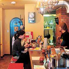 店主が醸すユル～い雰囲気の中で本場仕込みのカレーを楽しむ