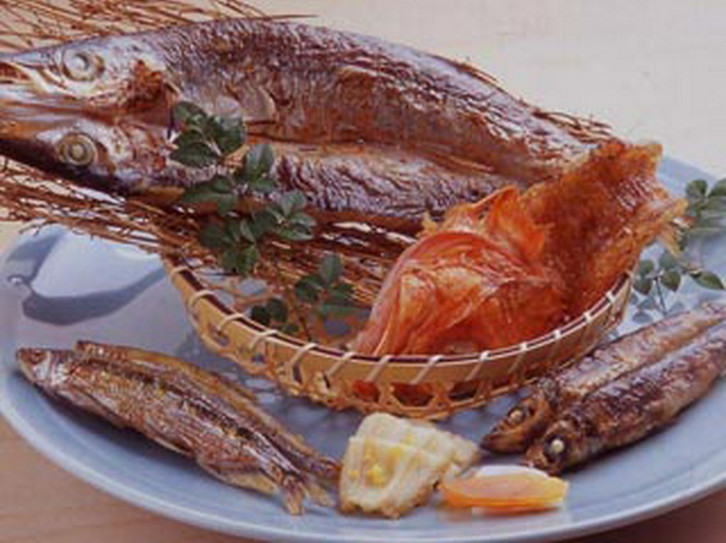 刺身にもできる新鮮な魚を一夜干しに。カマス1200円など。