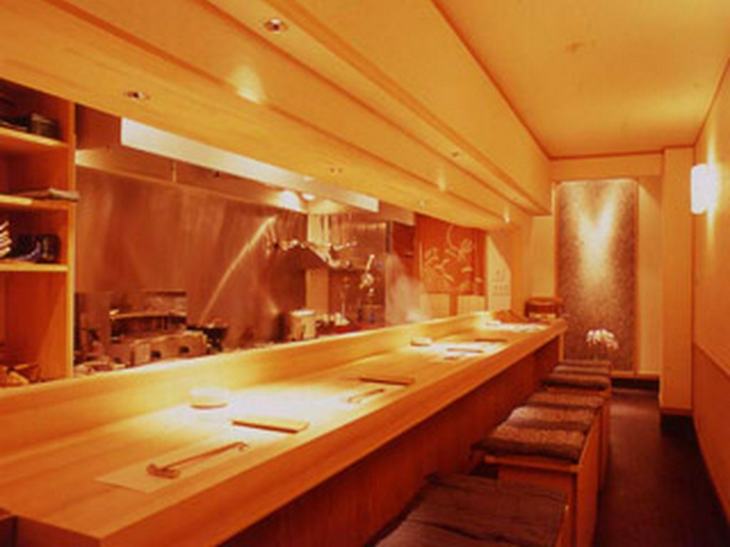 隅々まで磨き上げられた店内。奥には座敷と個室があり。