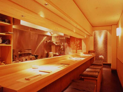 隅々まで磨き上げられた店内。奥には座敷と個室があり。